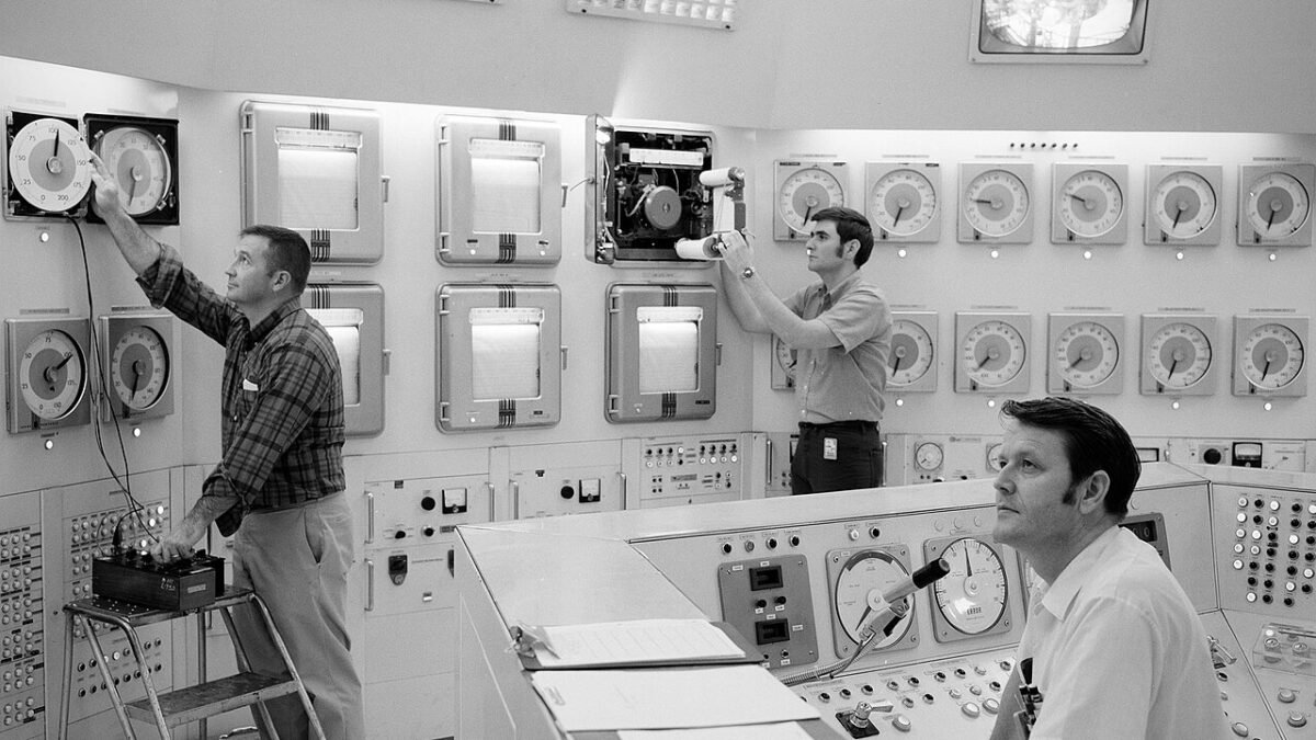 Operators in the Plum Brook Reactor Facility Control Room (GRC-1970-C-00860)