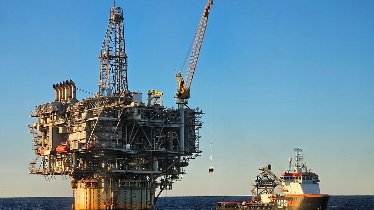 Crew transfer between an offshore oil and gas platform and a supply vessel